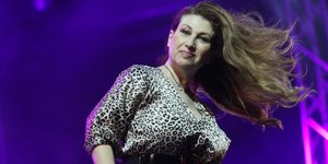 Μαντώ αέρας στα μαλλιά της τραγουδά σε σκηνή