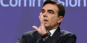 Μαργαρίτης Σχοινάς ρολόι σηκωμένο χέρι