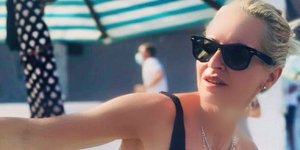 Μαρία Μπεκατώρου εμ γυαλιά και μαύρο μαγιό