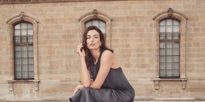 γυναίκα με φόρεμα