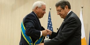 Ο Ν. Αναστασιάδης παρασημοφορεί τον Αμερικανό γερουσιαστή Ρ. Μενέντεζ