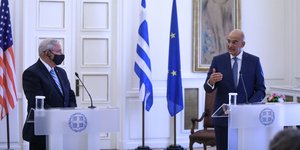 Ο Ρόμπερτ Μενέντεζ με τον Νίκο Δένδια
