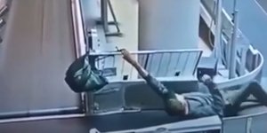 μεθυσμένος σε ιμάντα αποσκευών σε αεροδρόμιο της Ρωσίας