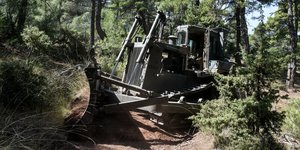 Μηχάνημα του Στρατού επιχειρεί σε φωτιά