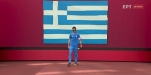 Ο Μίλτος Τεντόγλου με τα γυαλιά ηλίου κατά την παρουσίαση του στους Ολυμπιακούς Αγώνες