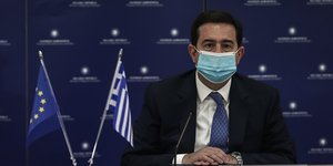 Μηταράκης με μάσκα και μικρόφωνα