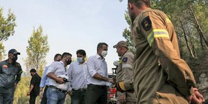 Ο Κυριάκος Μητσοτάκης στη Βαρυμπόμπη με πυροσβέστες 