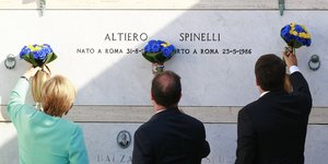 Από παλιότερη επίσκεψη, της Μέρκελ, του Ρέντσι και του Ολάντ στο μνήμα του Σπινέλι