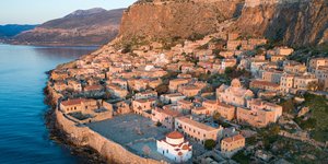 Πανοραμρική εικόνα της Μονεμβασιάς το ηλιοβασίλεμα