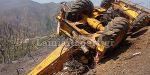 μπουλντόζα έπεσε σε γκρεμό στη φωτιά στη Φωκίδα