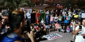 Μυτιλήνη: Διαδήλωση Αφγανών προσφύγων ενάντια στην κυριαρχία των Ταλιμπάν