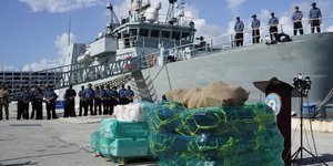 Η αμερικανική ακτοφυλακή στη Φλόριντα ανακοίνωσε ότι κατασχέθηκαν ποσότητες ναρκωτικών και συγκεκριμένα κοκαΐνης και κάνναβης, αξίας περίπου 1,4 δισεκατομμυρίων δολαρίων.