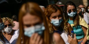 Νεαρές γυναίκες με μάσκες για τον κορωνοϊό