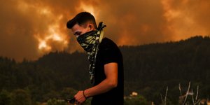 Εθελοντής με μαντήλι στο πρόσωπο στη φωτιά στην Εύβοια