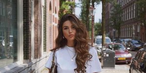 γυναίκα με φούστα και τοπ