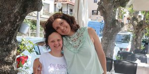 Η Μαρία Νίτσα με τη δασκάλα της, Βιβή Αντωνίου