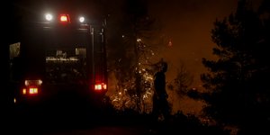 Μέτωπο της φωτιάς κατά τη διάρκεια της νύχτας