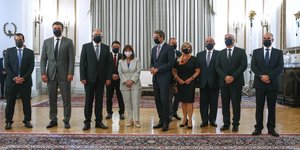 Οι υπουργοί μετά την ορκωμοσία τους με τον Κυριάκο Μητσοτάκη και την ΠτΔ