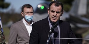 Νίκος Παναγιωτόπουλος κοστούμι όρθιος μιλάει