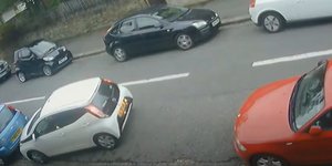 Οδηγός δυσκολεύεται τρομερά να παρκάρει στο Λονδίνο