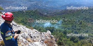 Πυροσβέστης κοιτάζει την αναζωπύρωση στην Πάρνηθα