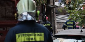 πυροσβέστες στη φωτιά στα Πατήσια