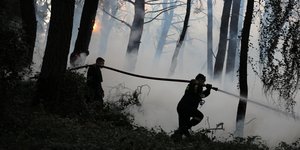 Πυροσβέστες στη μάχη στην Αττική