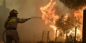 Πυροσβέστης στη μάχη με τις φλόγες στην Εύβοια 