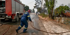 πυροσβέστης με μάνικα