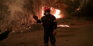 πυροσβέστης με στολή σε φωτιά στην Εύβοια