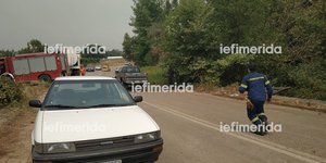 πυροσβέστης τρέχει για φωτιά στην Εύβοια