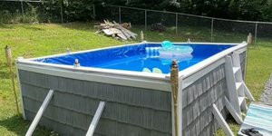 27χρονος έφτιαξε μόνος του πισίνα στην αυλή του