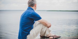 αντρας πλατη κοιταει θαλασσα