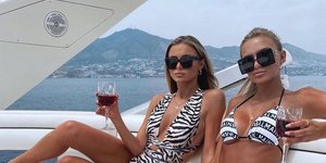 Οι Βρετανίδες influencers Daisey και Ellie O'Donnell σε σκάφος με μαγιό