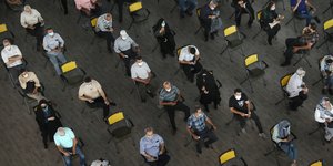Πολίτες αναμενουν τη σειρά τους προκειμένου να εμβολιαστούν στο Ιράν
