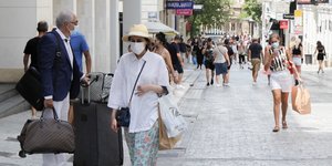 Πολίτες με μάσκες στο κέντρο της Αθήνας