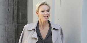 Η πριγκίπισσα Σαρλίν του Μονακό με γκρι παλτό