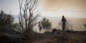 Πυροσβέστης στην επιχείρηση κατάσβεσης της φωτιάς στην Εύβοια