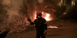 Πυροσβέστης με αντιασφιξιογόνα μάσκα στο Πευκί Ευβοίας