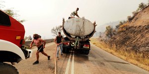 Κάτοικοι στην Εύβοια προσπαθούν να σβήσουν την φωτιά με όσα μέσα διαθέτουν