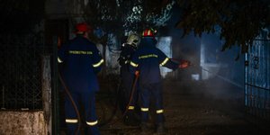 Πυροσβέστες επιχειρούν στη φωτιά στη Γορτυνία