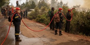 Μαχη με αναζωπυρώσεις στην Ευβοια