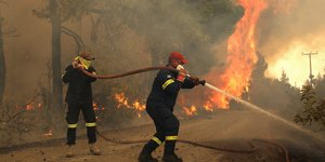 Πυροσβέστες σε φωτιά
