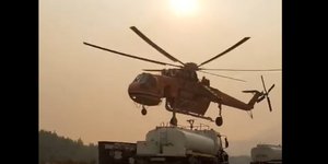 Πυροσβεστικό ελικόπτερο ανεφοδιάζεται από υδροφόρα