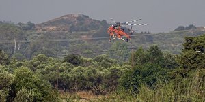 Πυροσβεστικό ελικόπτερο επιχειρεί σε φωτιά στη Ρόδο