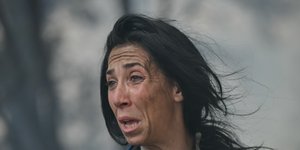 Γυναίκα πυροσβέστης σε απόγνωση 