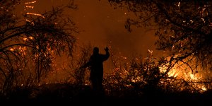 Πυροσβέστης επιχειρεί σε νυχτερινή φωτιά