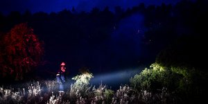 Πυροσβέστης επιχειρεί σε φωτιά τη νύχτα