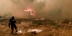 Πυροσβέστης επιχειρεί στη φωτιά στα Βίλια