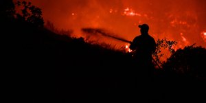 Πυροσβέστης επιχειρεί σε φωτιά τη νύχτα